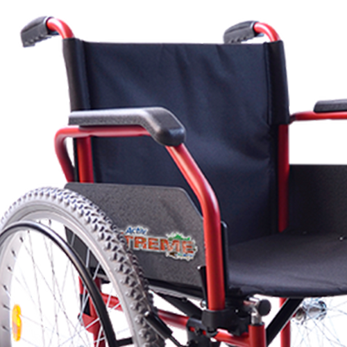 Silla de Ruedas Xtreme con Brazos FlipUp y Descansapies Abatibles y Desmontables - 18 pulgadas - Neumática - Rojo Fuego 
