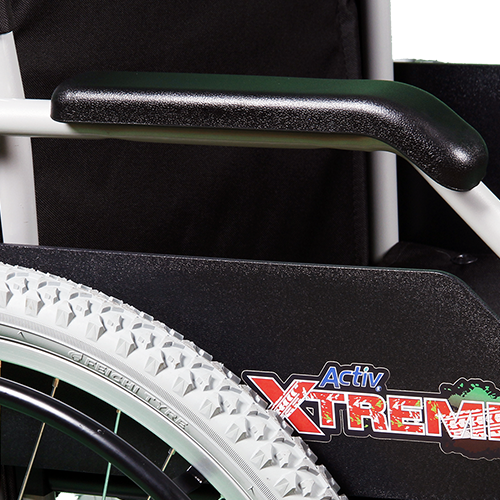 Silla de Ruedas Xtreme con Brazos FlipUp y Descansapies Abatibles y Desmontables - 20 pulgadas - Neumática - Bruma