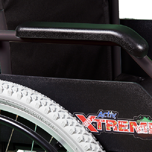 Silla de Ruedas Xtreme con Brazos FlipUp y Descansapies Abatibles y Elevapiernas - 20 pulgadas - Neumática - Negro Lodo